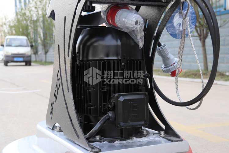 拋光機(jī)是為了讓地面表面有光澤，需要先研磨后才可以拋光。拋光分為粗拋和精拋，這時候可以使用拋光機(jī)，配合拋光墊，提高地面的光澤度。高速地坪拋光機(jī)讓你輕松完成地坪拋光工作，提高地坪亮度。