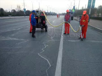 強化春季公路養(yǎng)護，保證道路通暢