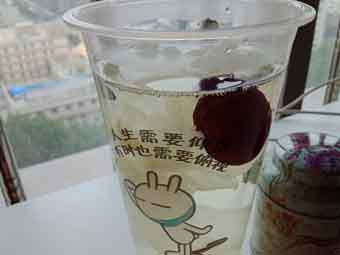 炎炎夏日到來(lái)，一杯銀耳紅棗美如詩(shī)！