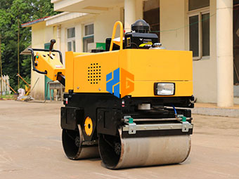 關(guān)于小型壓路機(jī)的清潔和潤滑工作要注意哪些呢？